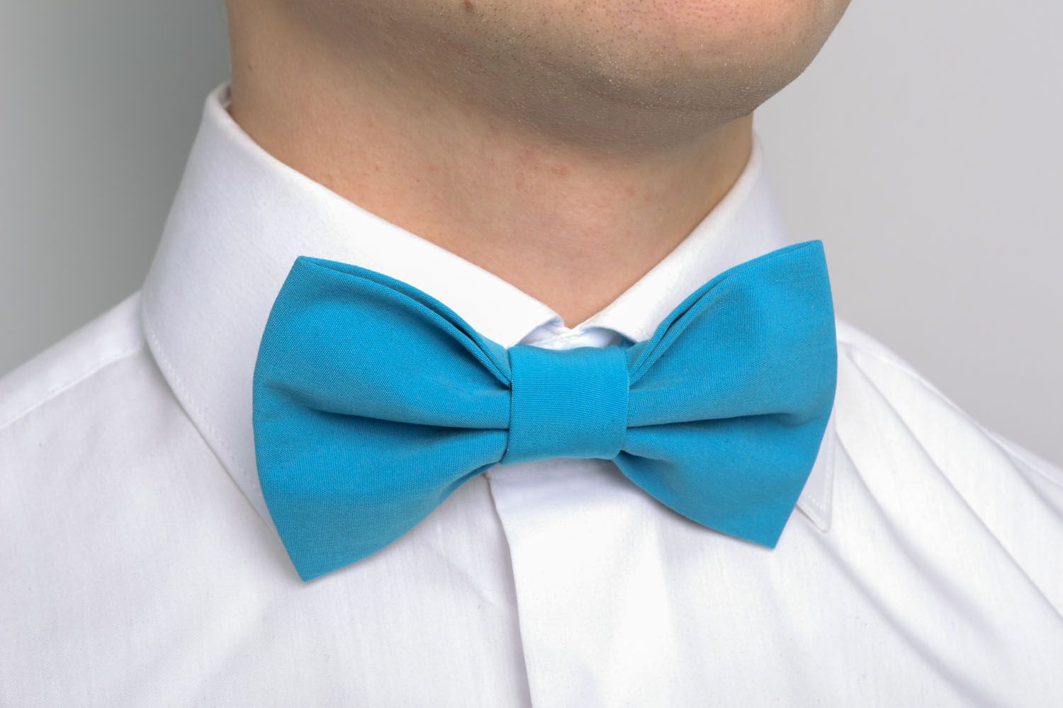 Gravata-borboleta artesanal azul para traje  foto 1