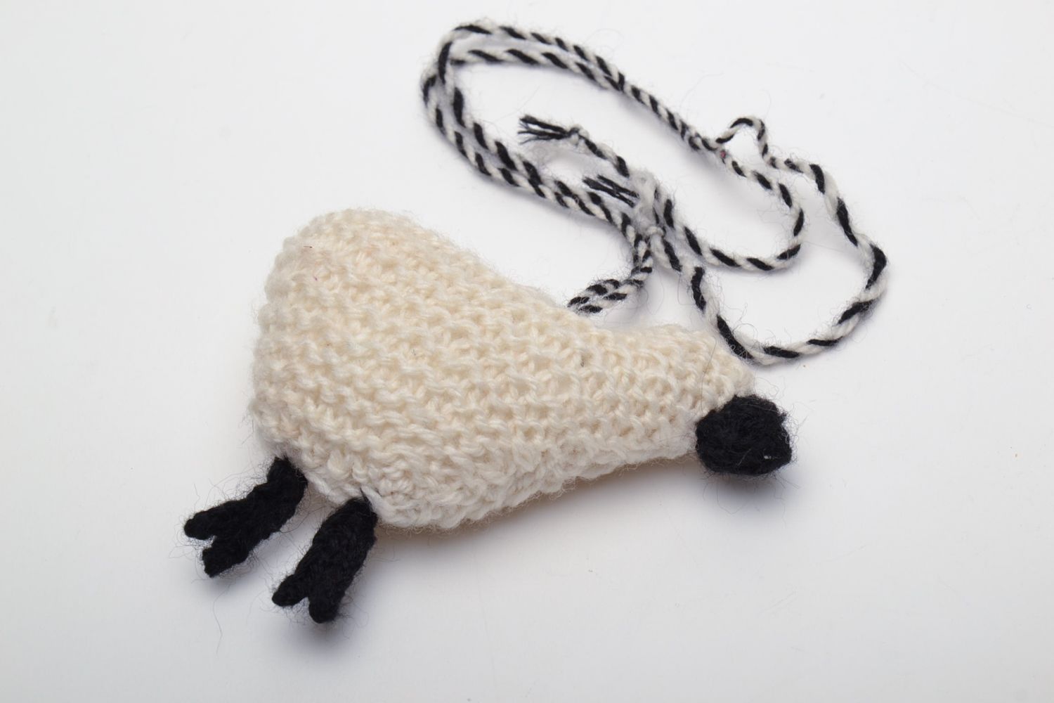 Doudou à suspendre mouton tricoté avec des aiguilles original déco fait main photo 2