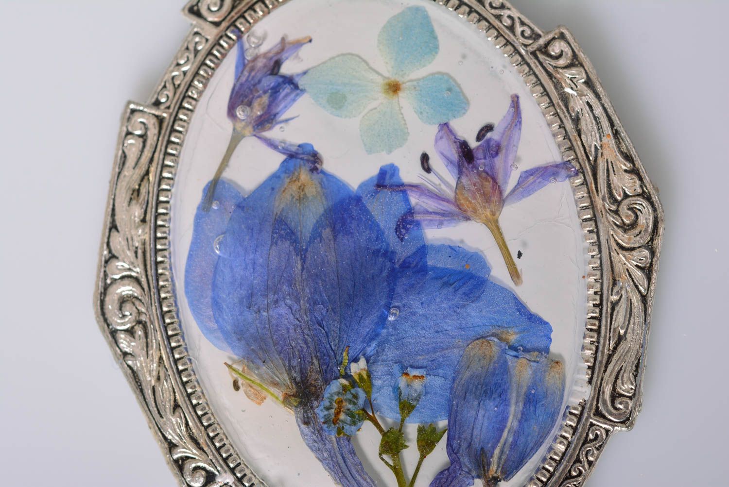 Кулон ручной работы шейный кулон с синими цветами бижутерия из эпоксидной смолы фото 3