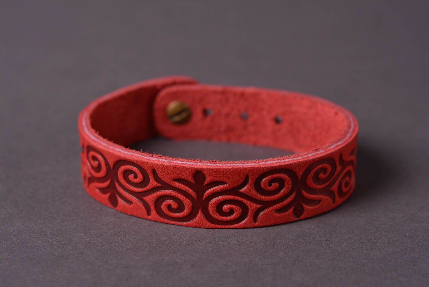 Кожаный браслет ручной работы красное украшение из кожи браслет на руку фото 3