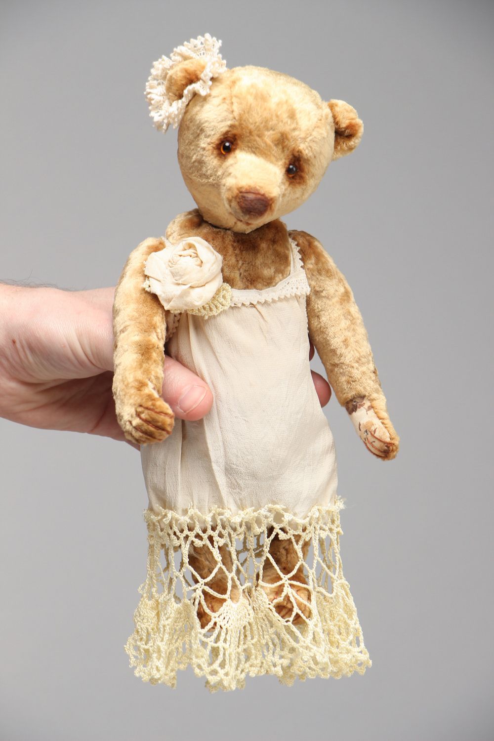 Игрушка в винтажном стиле медведица в светлом платье  фото 4