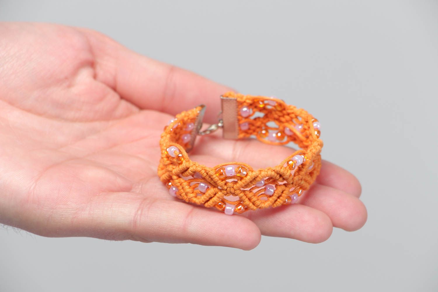 Текстильный браслет ажурный из ниток и бисера оранжевый красивый ручная работа фото 5