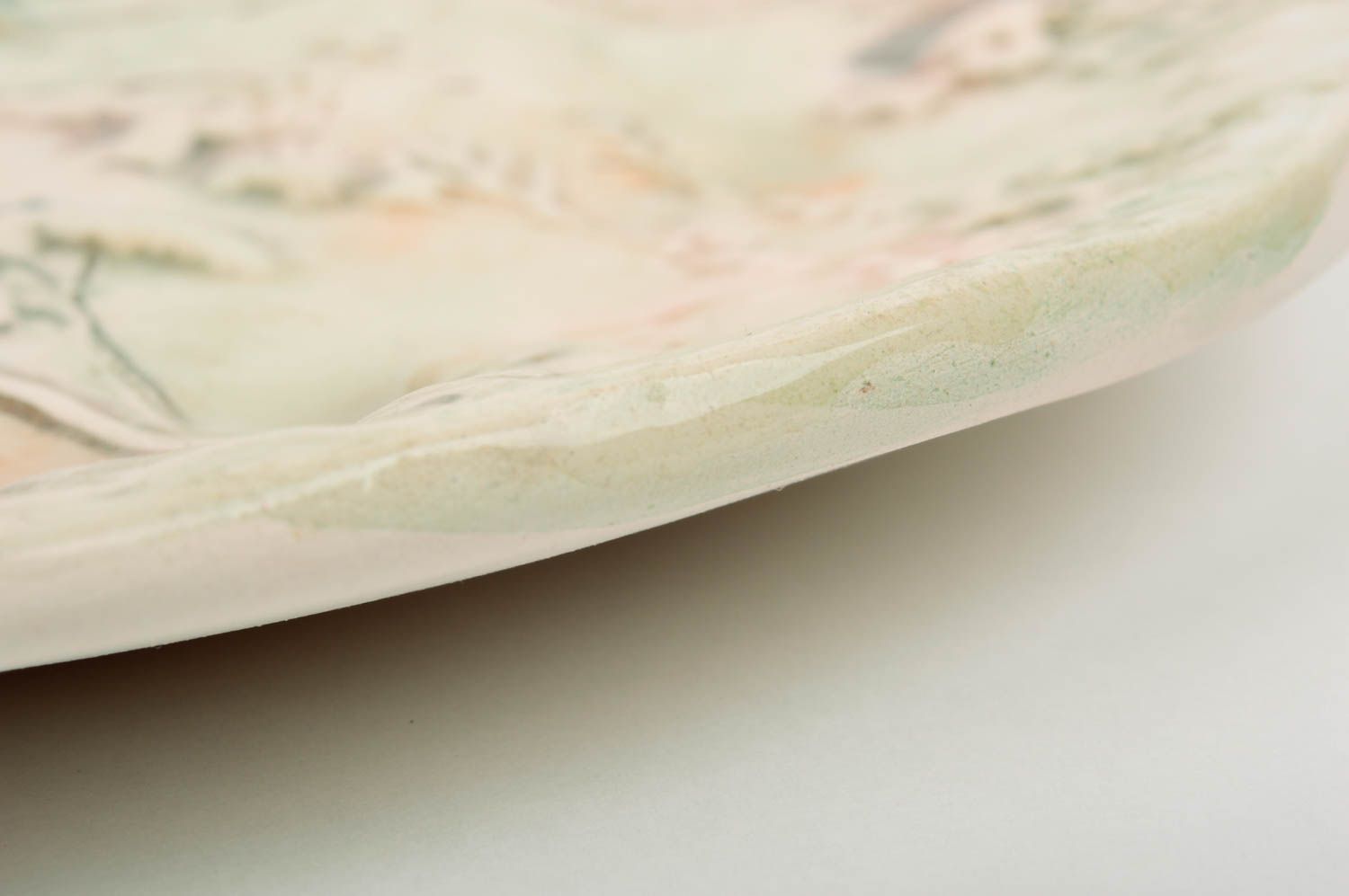 Круглая тарелка из белой глины ручной работы с узорами расписанная глазурью фото 5
