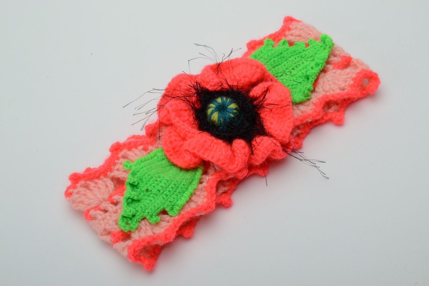 Handgemachtes gehäkeltes Haarband mit Blume aus Stoff in rot grünen Farben für Damen foto 2