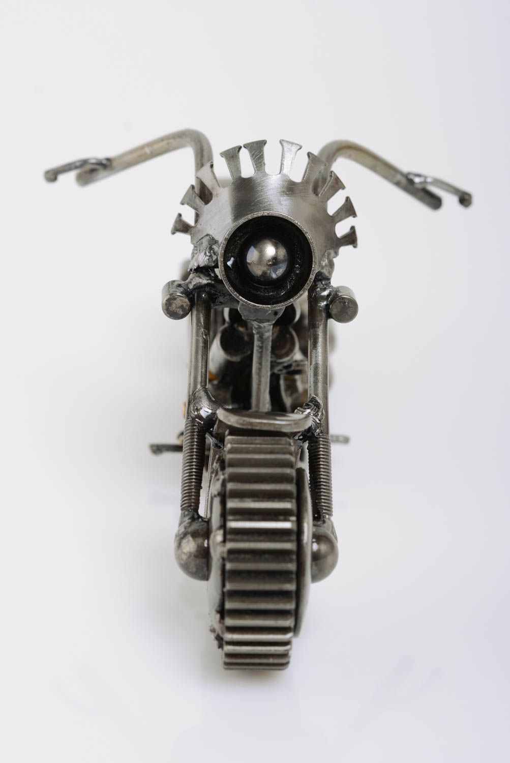 Figurilla artesanal de los detalles metálicos techno art con forma de moto  foto 2