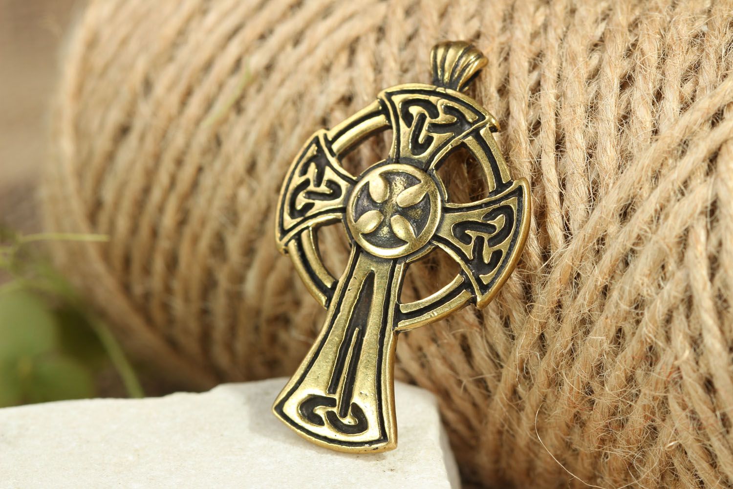 Pendentif en bronze artisanal Croix celtique  photo 4