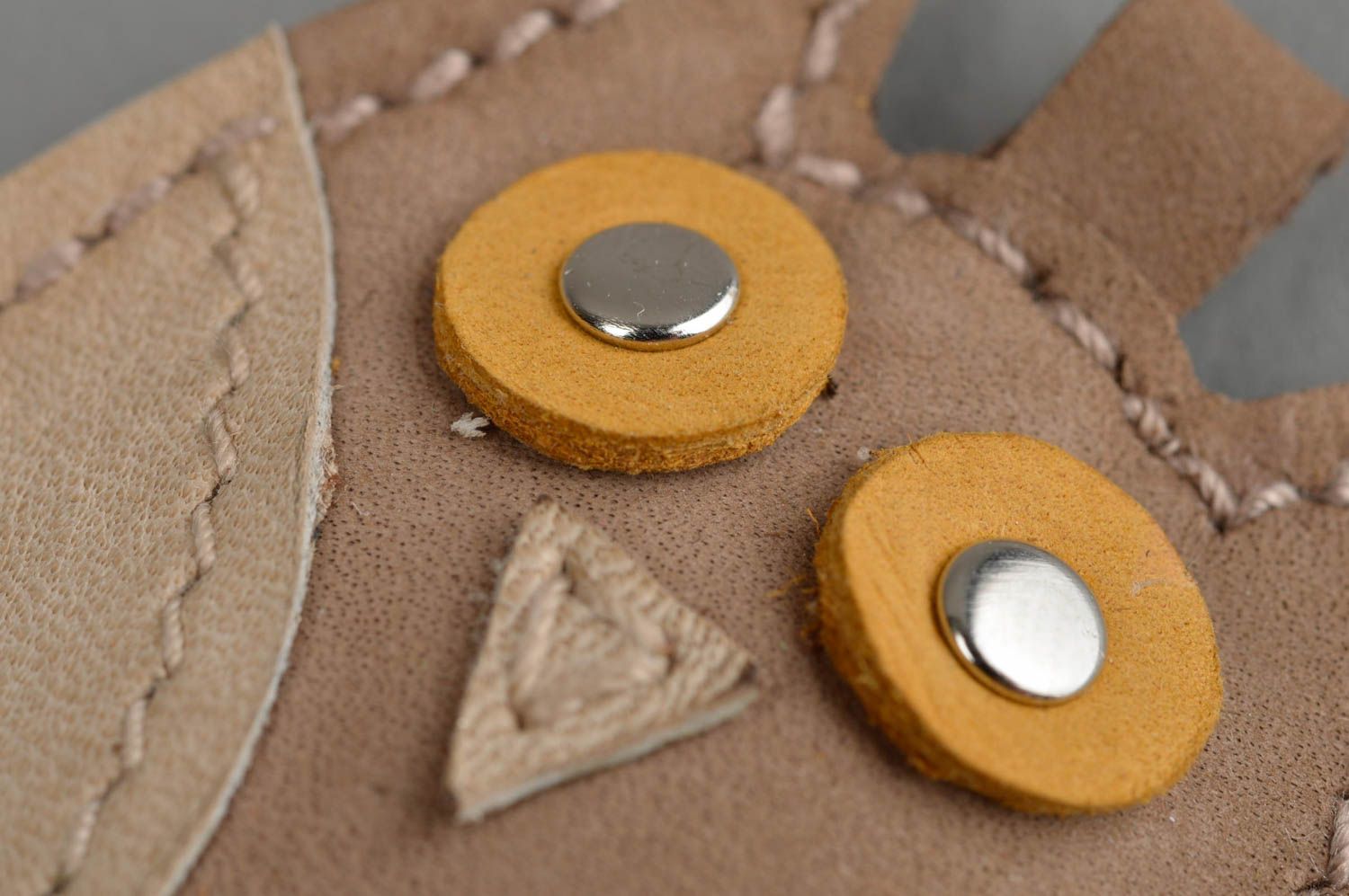 Porte-clés en cuir naturel beige fait main en forme de hibou design original photo 5