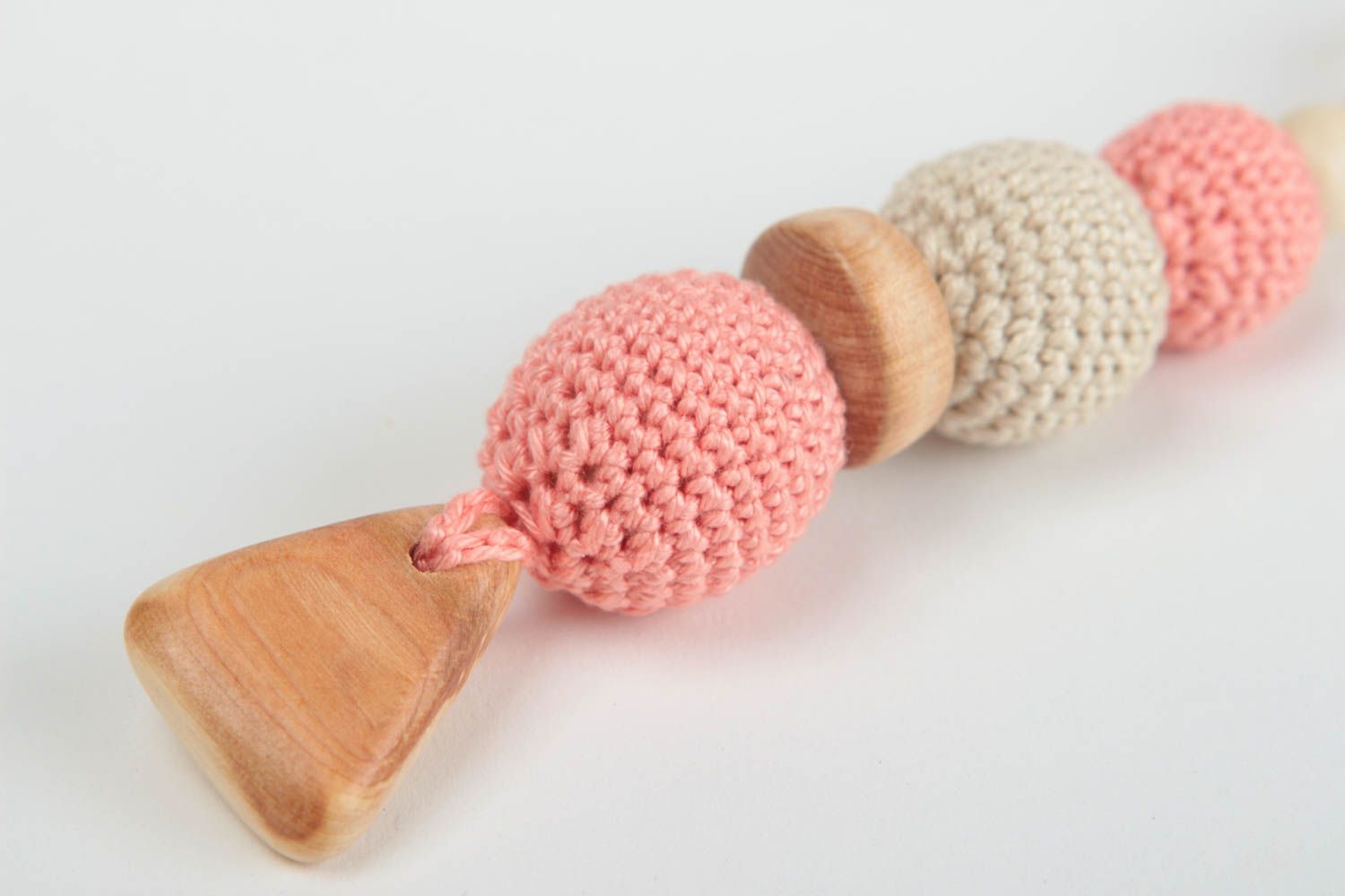 Розовая игрушка прорезыватель для ребенка из дерева и хлопка ручной работы фото 3