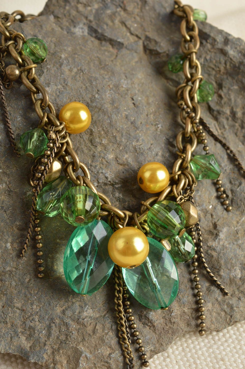 Bracelet en perles plastiques sur chaîne façon bronze fait main vert-jaune photo 2