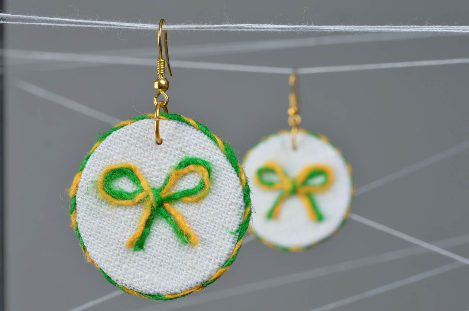 Runde stilvolle Textil Ohrringe mit Schleifen weiß grün handmade Schmuck foto 1