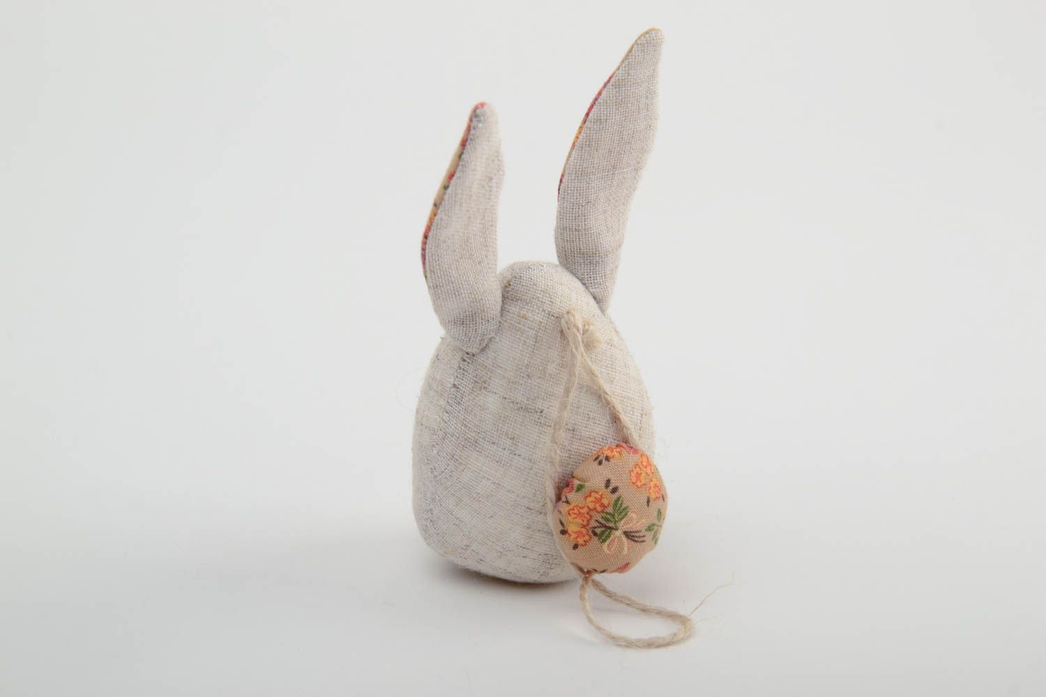 Мягкая интерьерная подвеска кролик на петельке из льняной ткани ручной работы фото 3