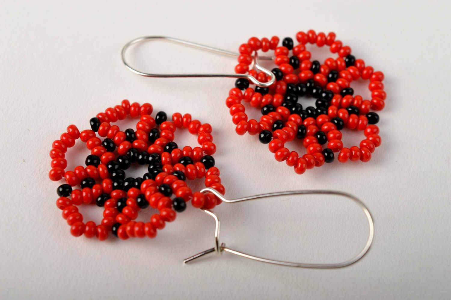Boucles d'oreilles fait main Bijou original perles rouge noir Accessoire femme photo 4