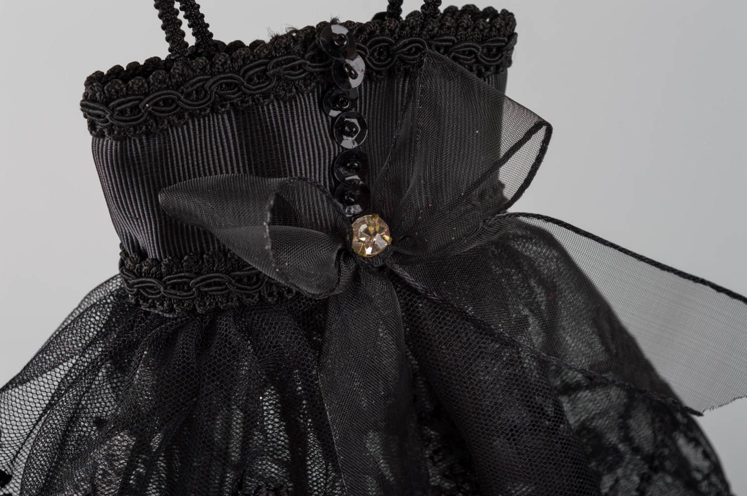 Интерьерная подвеска в виде платья ручной работы оригинальная из кружева фото 5