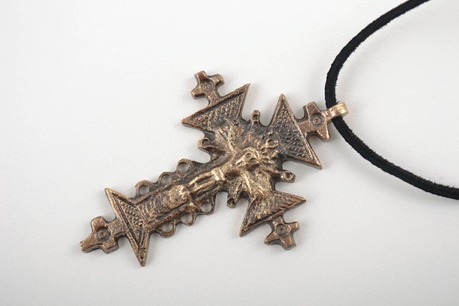 Cruz de bronce fundido artesanal para el cuello con cordón negro foto 3
