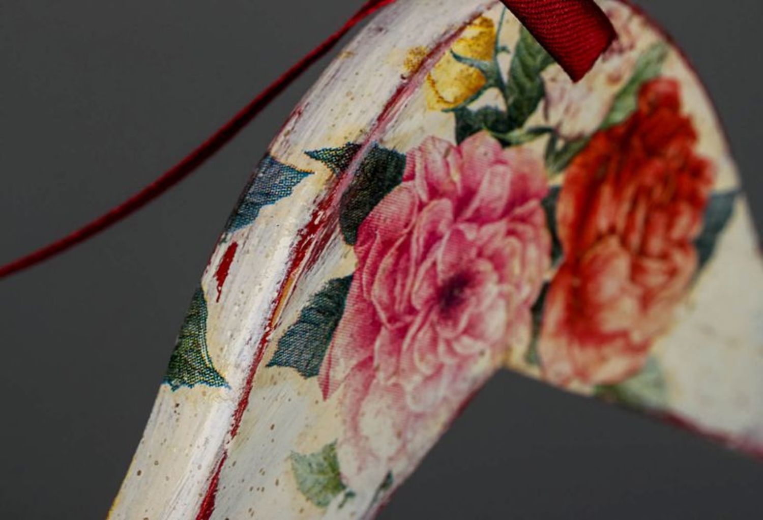 Holzkleiderbügel mit Rosen in Technik Decoupage, alt aussehend foto 2