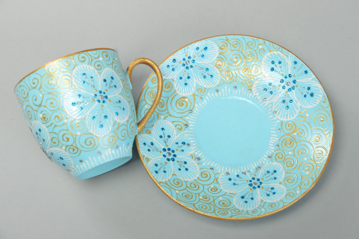 Handgemachte blaue Keramik Tasse mit Untertasse aus Ton mit Bemalung und Lackierung foto 2