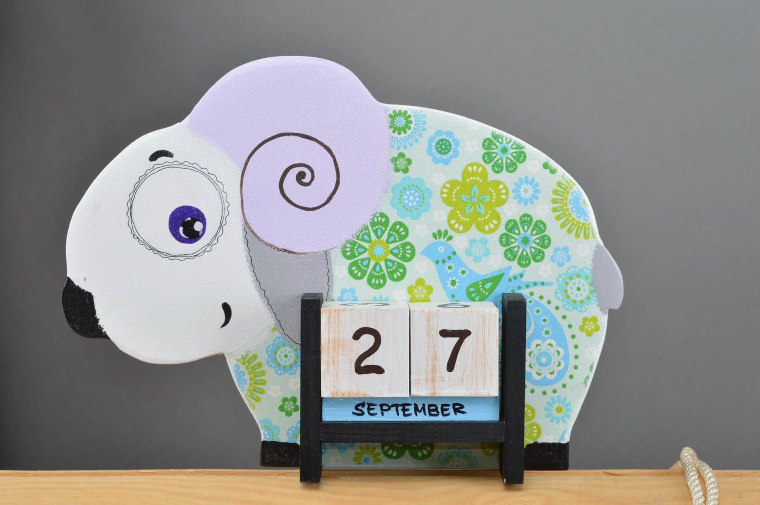 Holz Tischkalender für Kinder in Form von Schaf mit Blumen handmade Decoupage  foto 2
