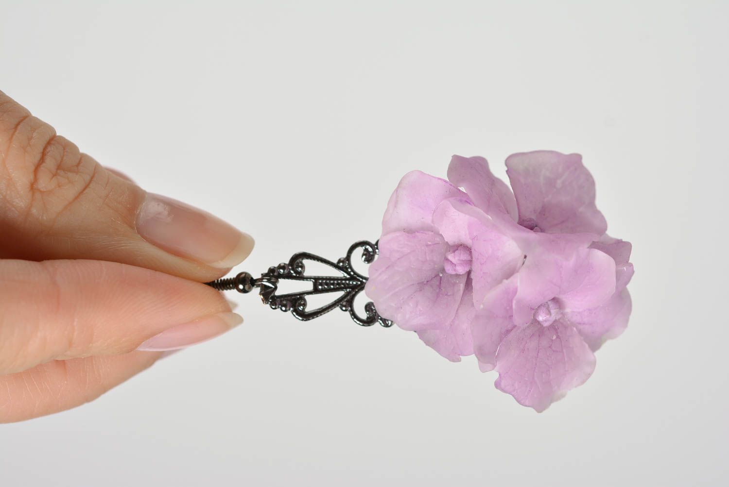 Fliederblaue zarte handgemachte Ohrringe mit Blumen aus Polymerton für Damen foto 5