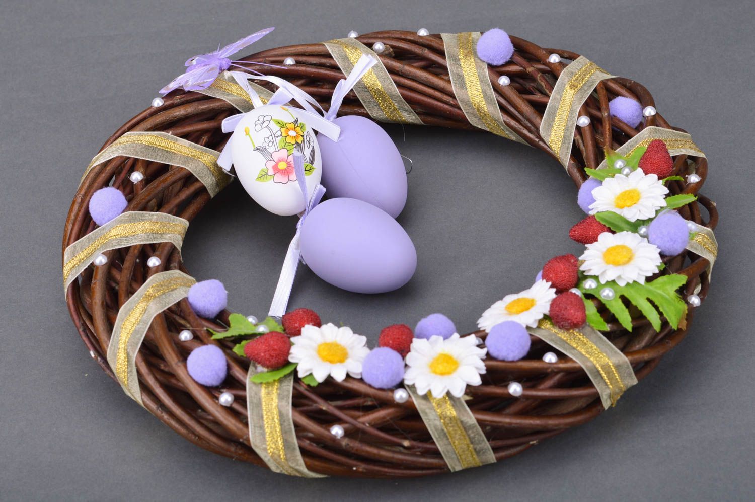 Dekorativer Kranz zu Ostern aus Zweigen mit Ostereiern Dekor für Haus handmade foto 5