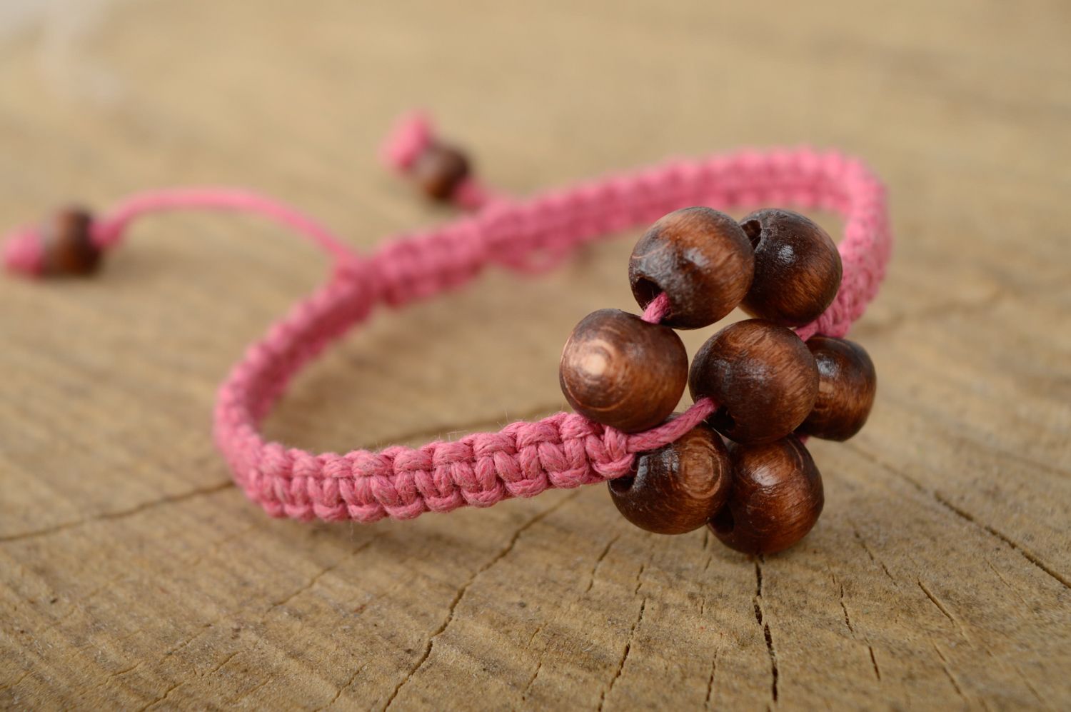 Bracelet en macramé de perles de bois et lacet ciré rose fait main pour femme photo 1