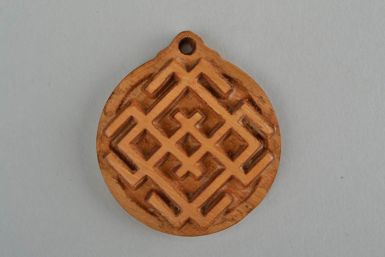 Slawischer origineller künstlerischer Amulett Anhänger aus Holz mit Ornament foto 3