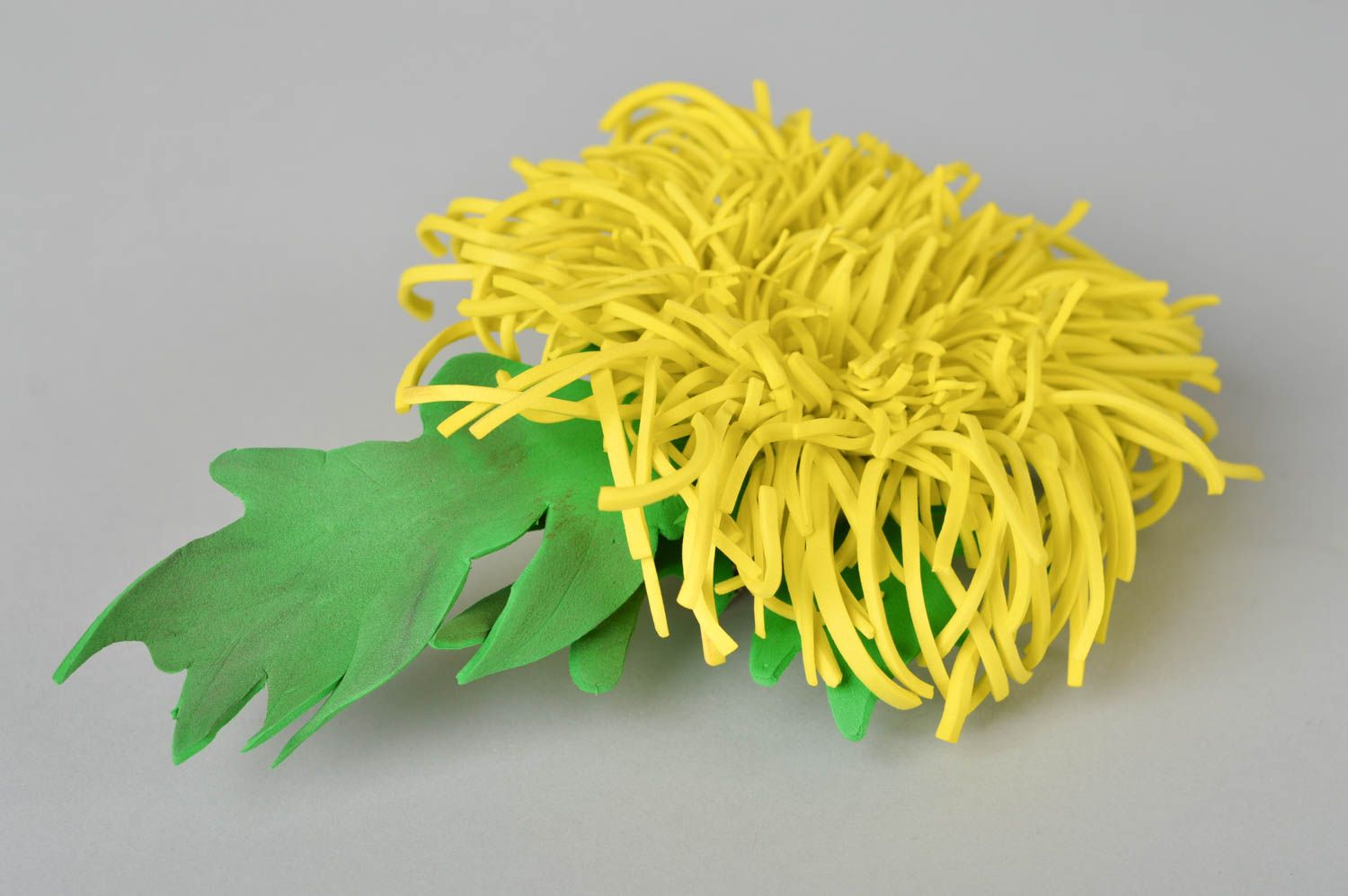 Брошь ручной работы заколка для волос цветок из фоамирана желтого цвета фото 2