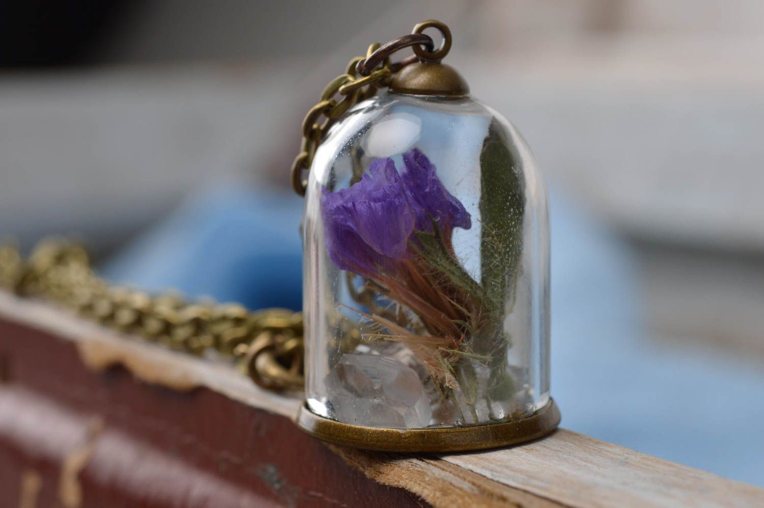 Pendentif flacon en verre avec fleurs et cristaux sur chaîne fait main photo 1