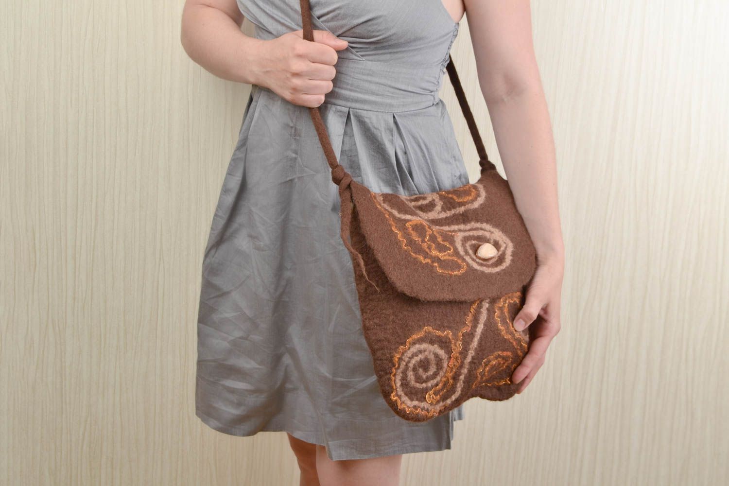 Sac bandoulière en laine feutrée marron fait main design original pour femme photo 2