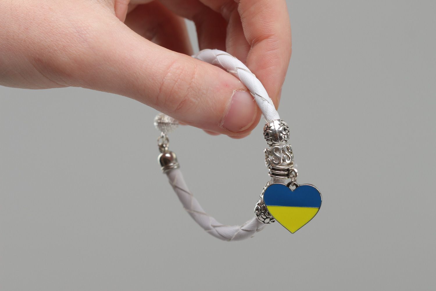 Bracelet en similicuir blanc avec breloque coeur fait main J'aime l'Ukraine photo 5