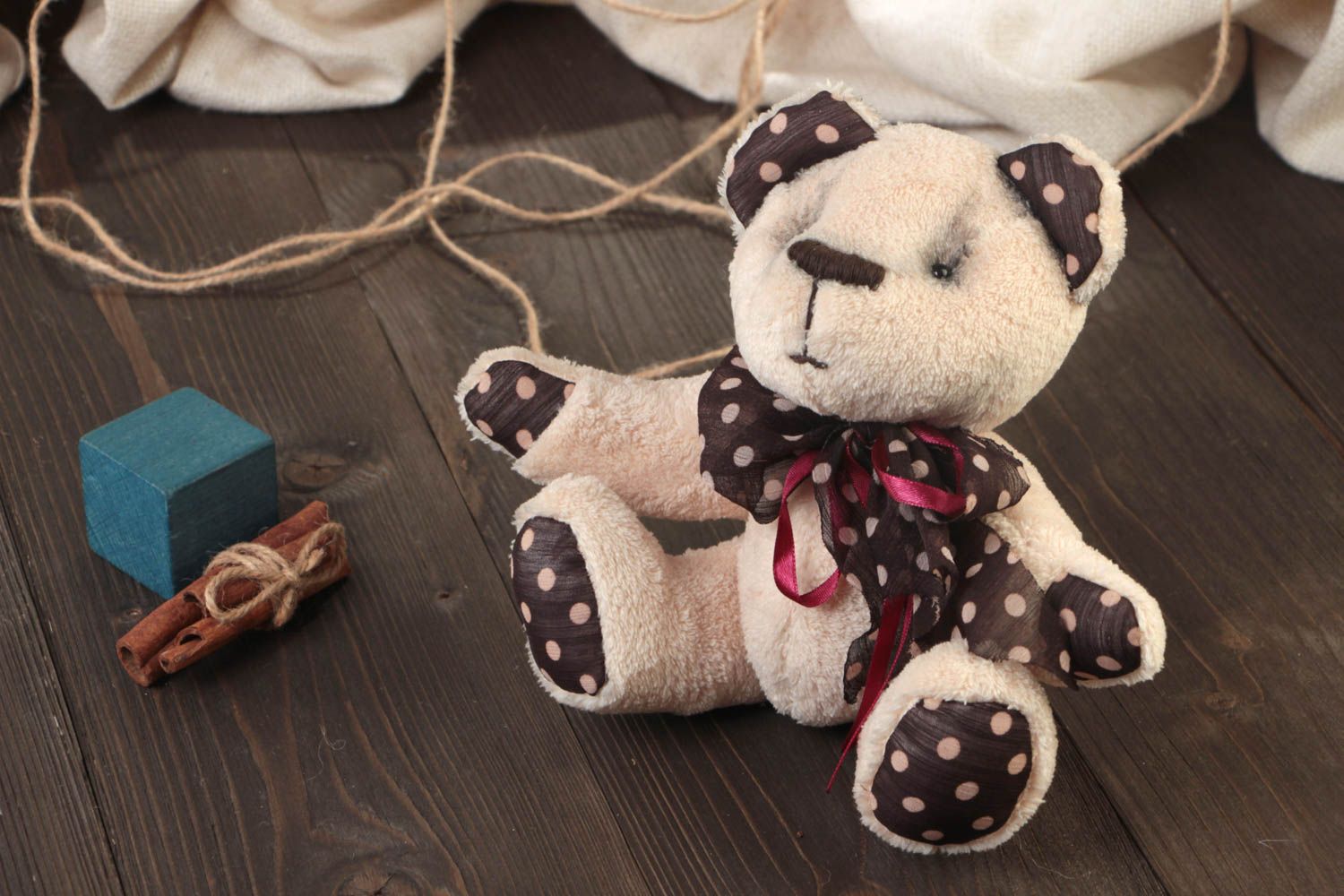 Beiges kleines knuddeliges lustiges handgemachtes Spielzeug Bär aus Viskose foto 1