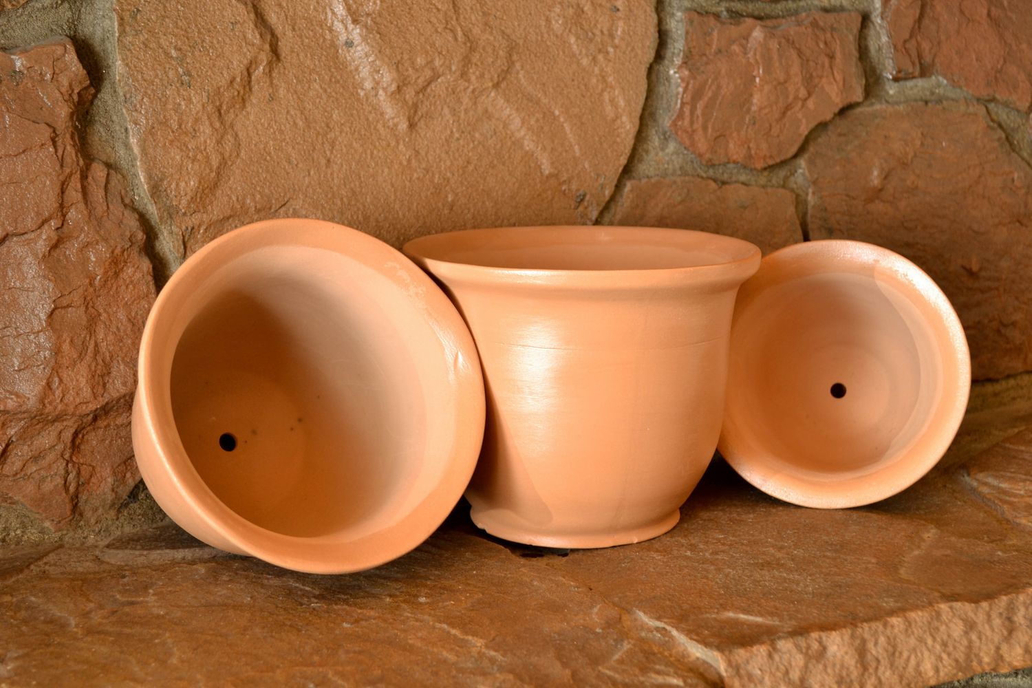 Set of three ceramic flower pots 5,5 inches tall and 7 inches wide without any patterns 3,3 lb photo 1