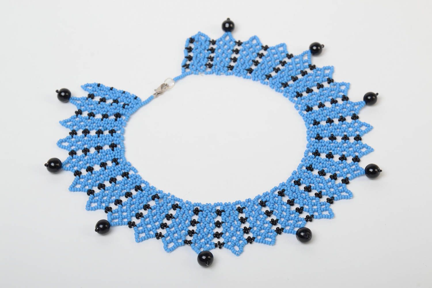Ожерелье из бисера голубое с черным красивое стильное необычное ручной работы фото 2