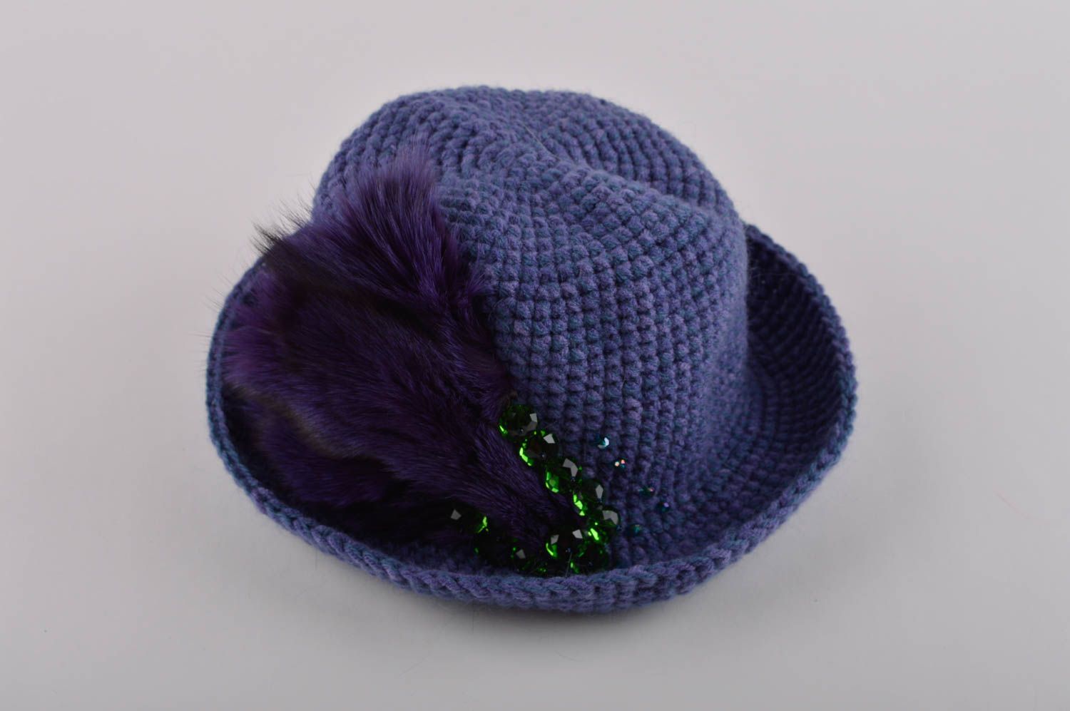 Дизайнерская шапка ручной работы вязаная шляпка зимний головной убор с мехом фото 5