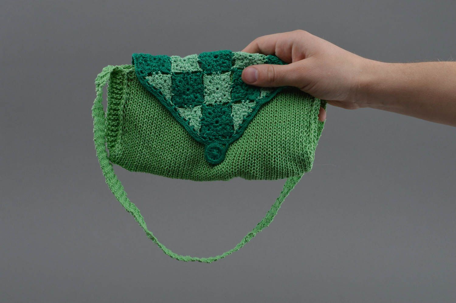 Вязаная сумка авторского дизайна со шлейкой и застежкой на пуговицу   зеленая фото 4