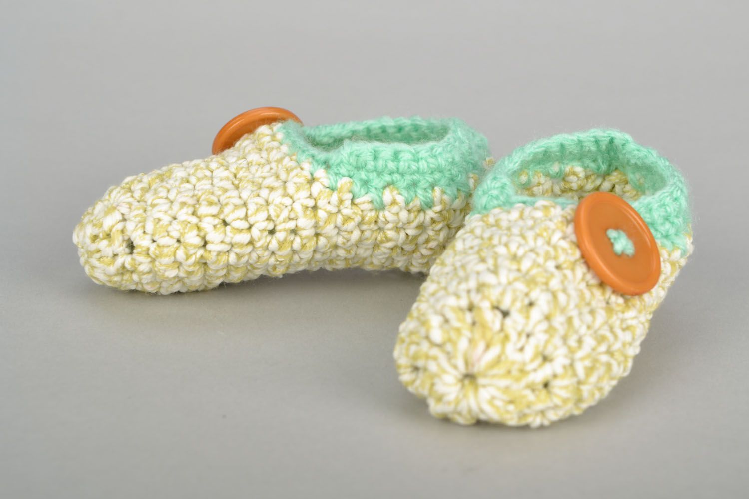 Pantofole di lana da bambini fatte a mano scarpe per casa in colore tenero
 foto 3