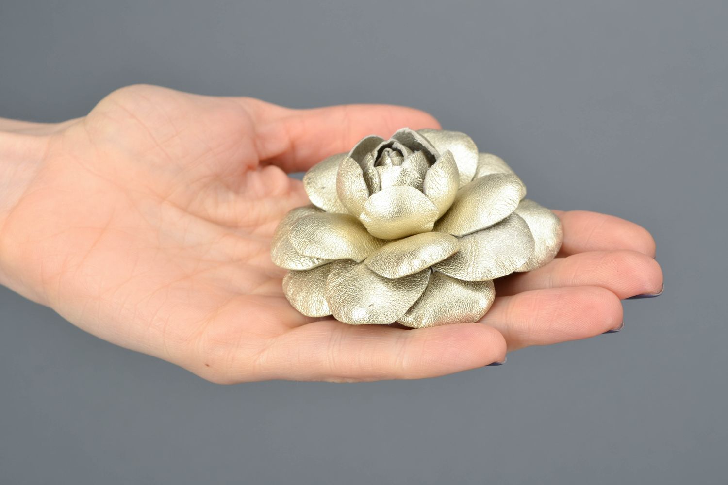 Broche fleur en cuir naturel faite main photo 2