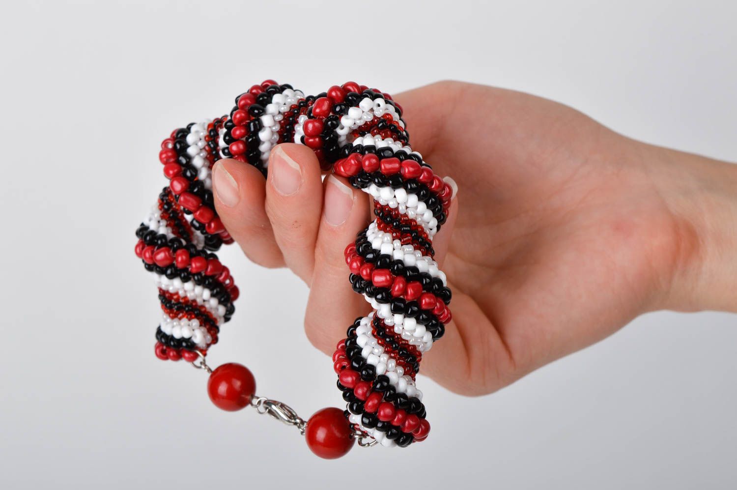 White, black, and red beads wrist adjustable bracelet on the chain photo 2