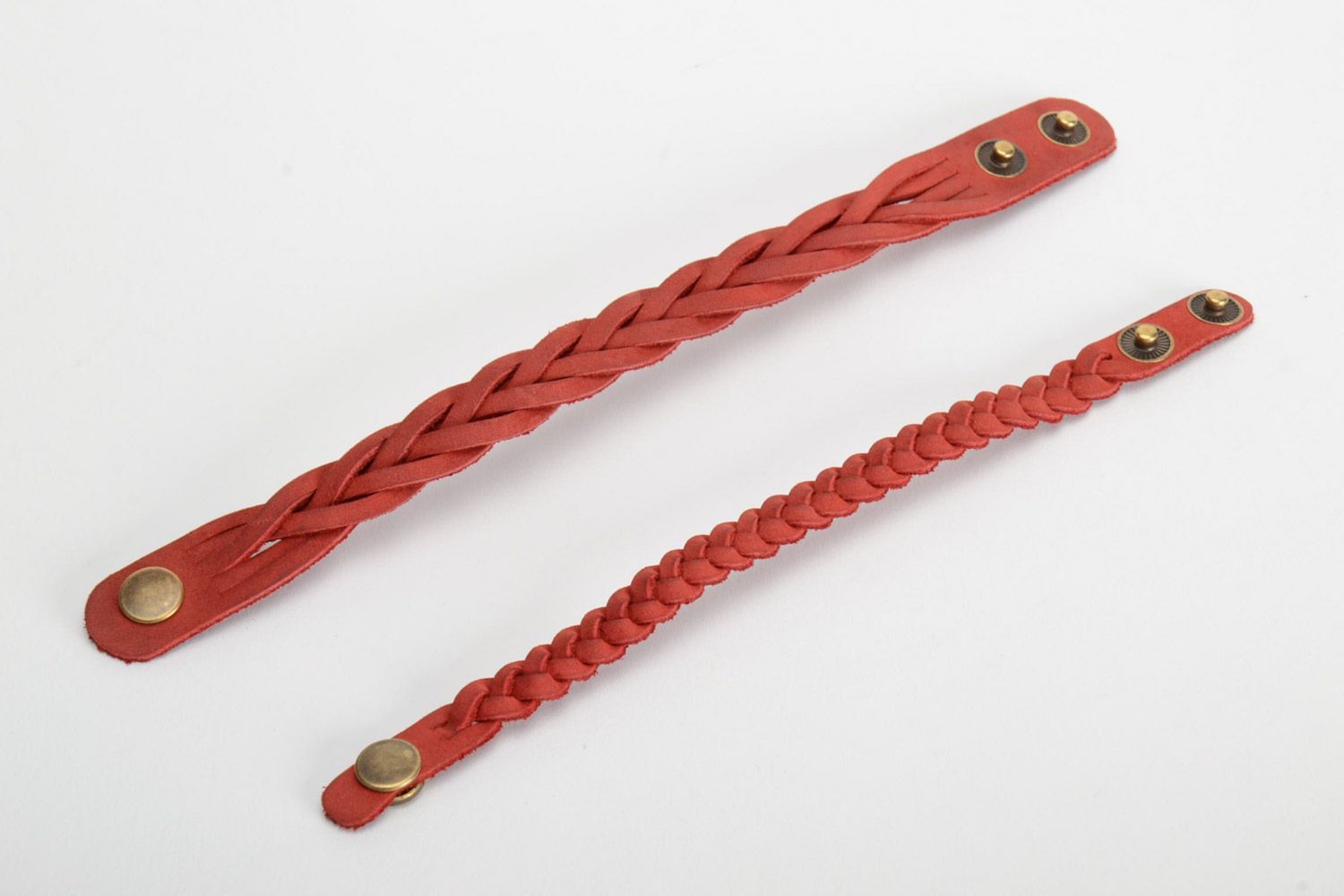 Bracelets en cuir naturel faits main tressés rouges design original 2 pièces photo 3