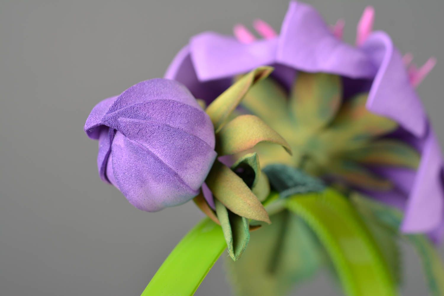 Serre-tête Fleur violette foamiran base verte en plastique beau fait main photo 4