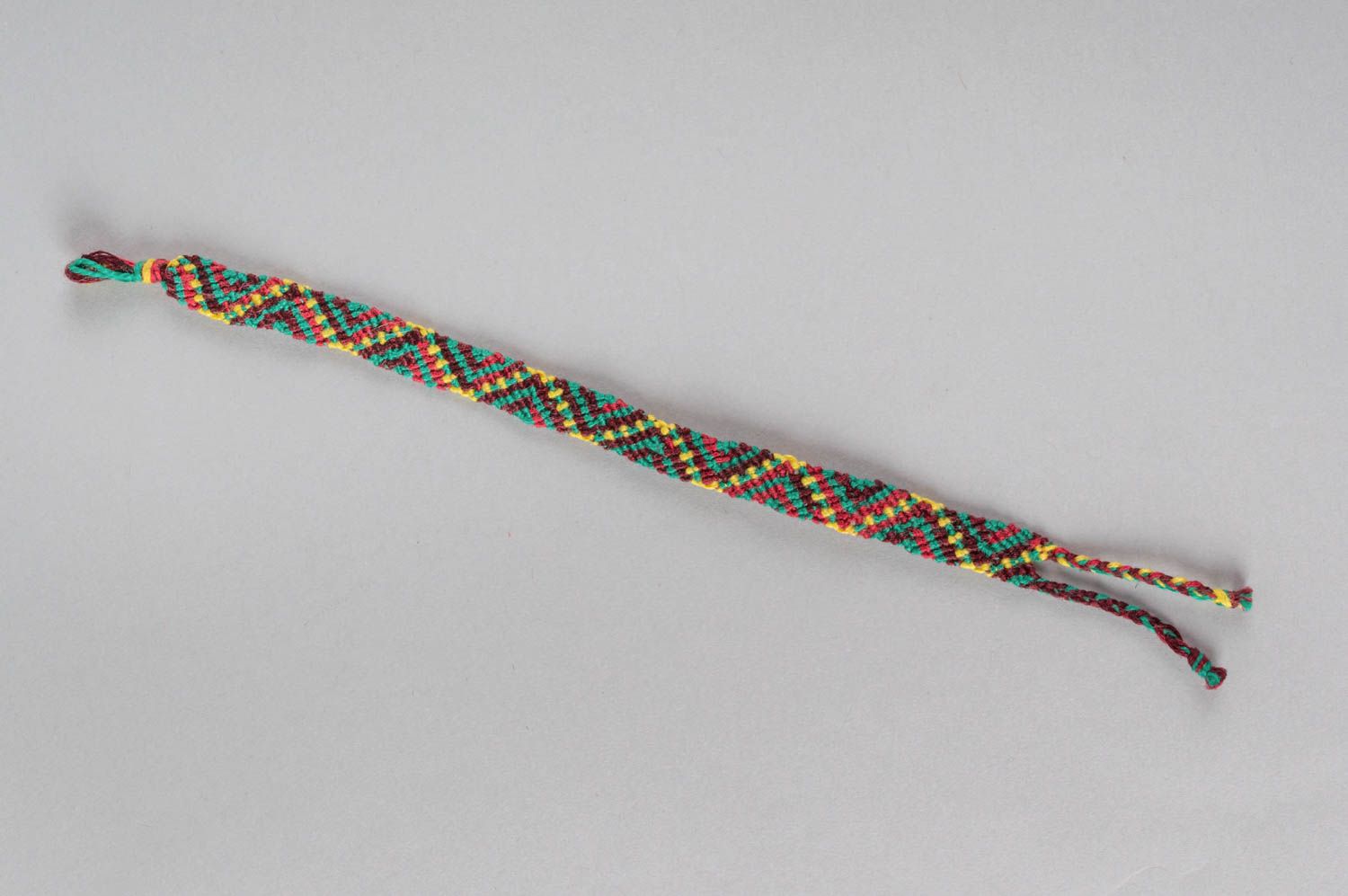 Плетеный браслет из ниток мулине ручной работы в пирамидку красочный красивый фото 2