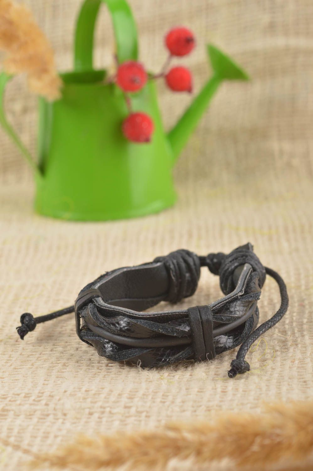 Bracelet cuir Bijoux fait main noir original et stylé Accessoire cuir beau photo 1