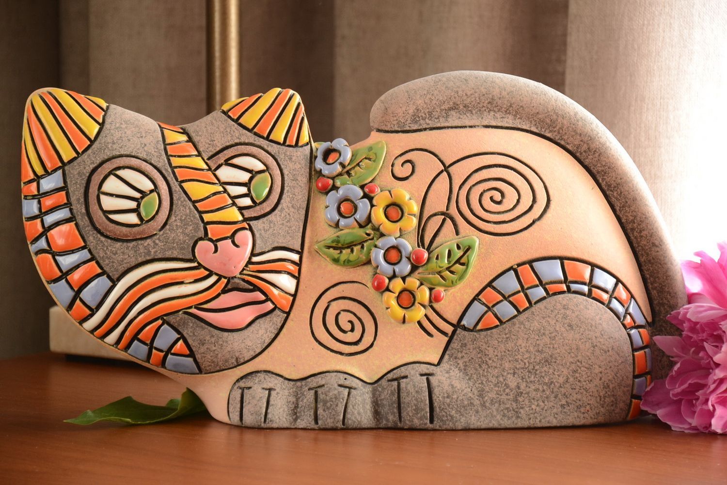 Vase bas en forme de chat multicolore en argile fait main original 1.2 l photo 1