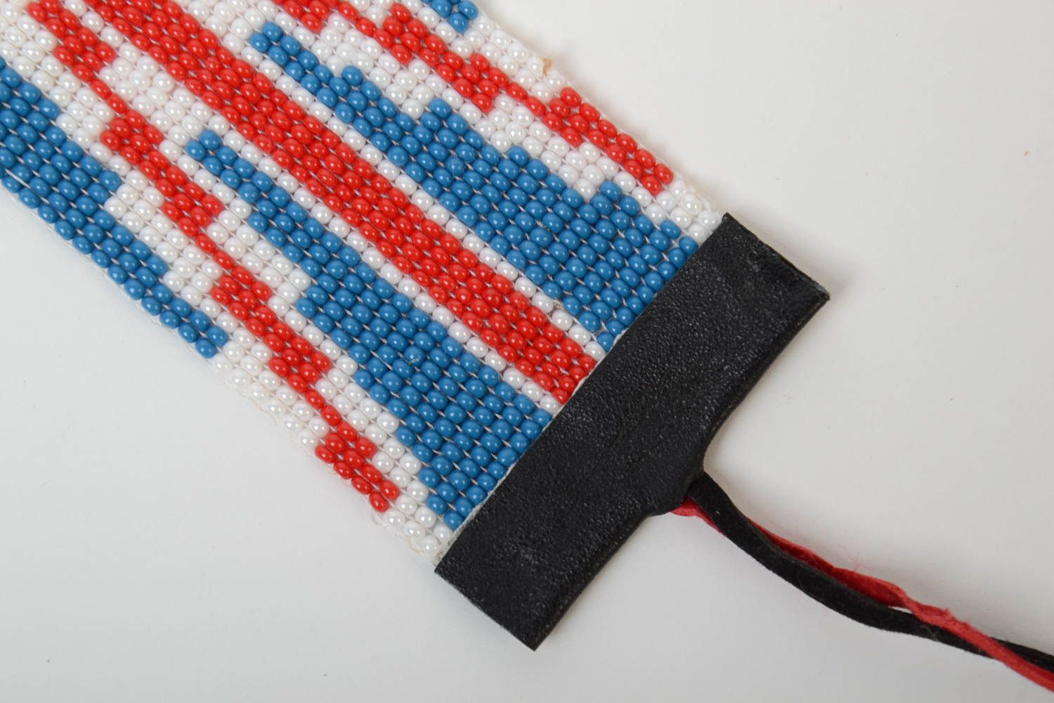 Широкий браслет из бисера с британским флагом на шнурке аксессуар ручной работы фото 5