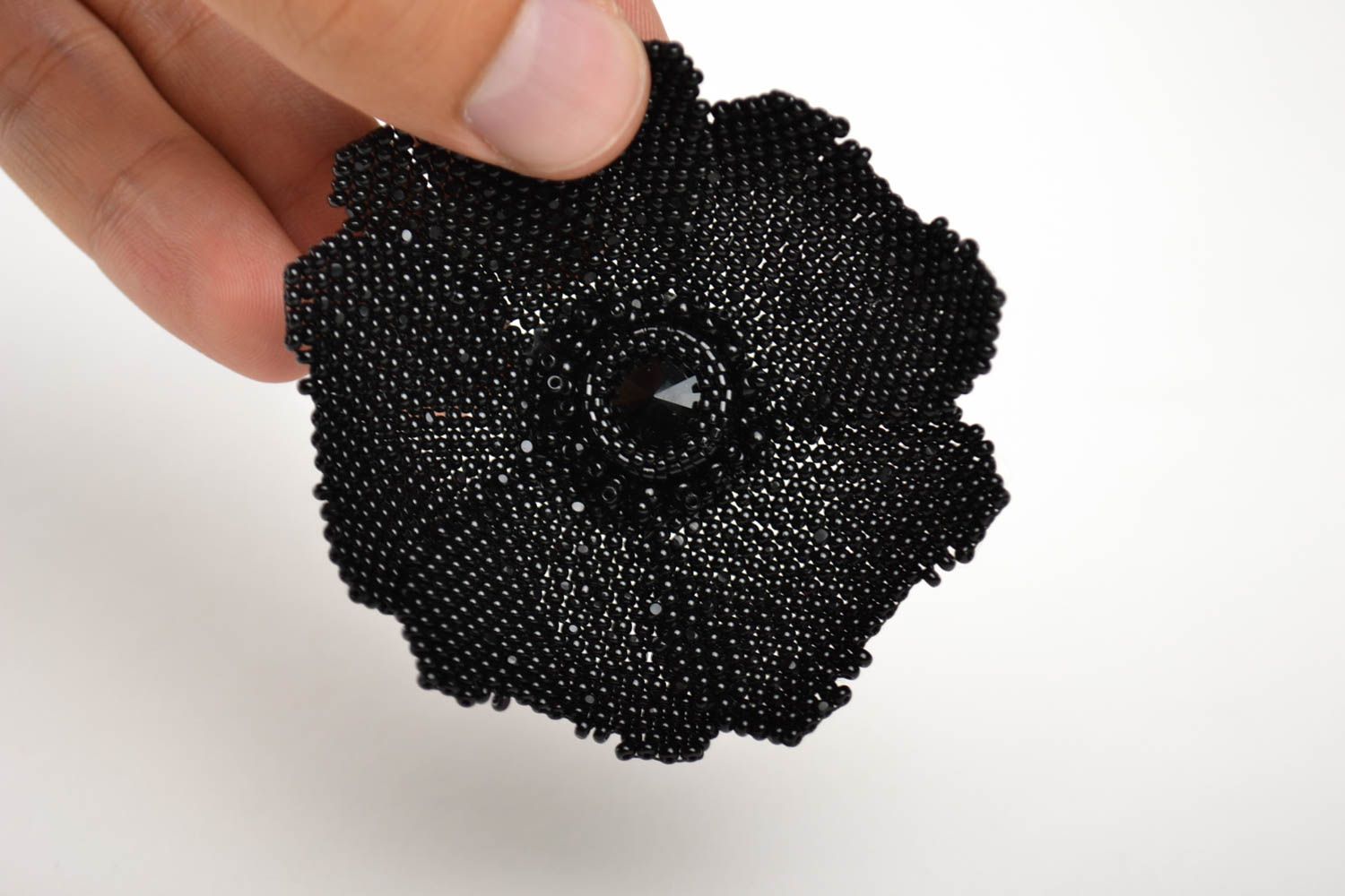 Broche fleur noire Bijou fait main en perles de rocaille Cadeau pour femme photo 4