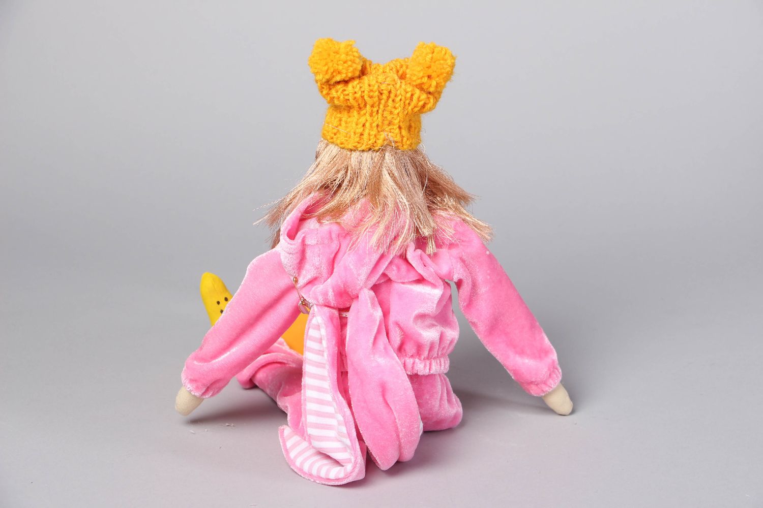 Muñeca de autor en soporte Niña en traje deportivo rosado foto 3