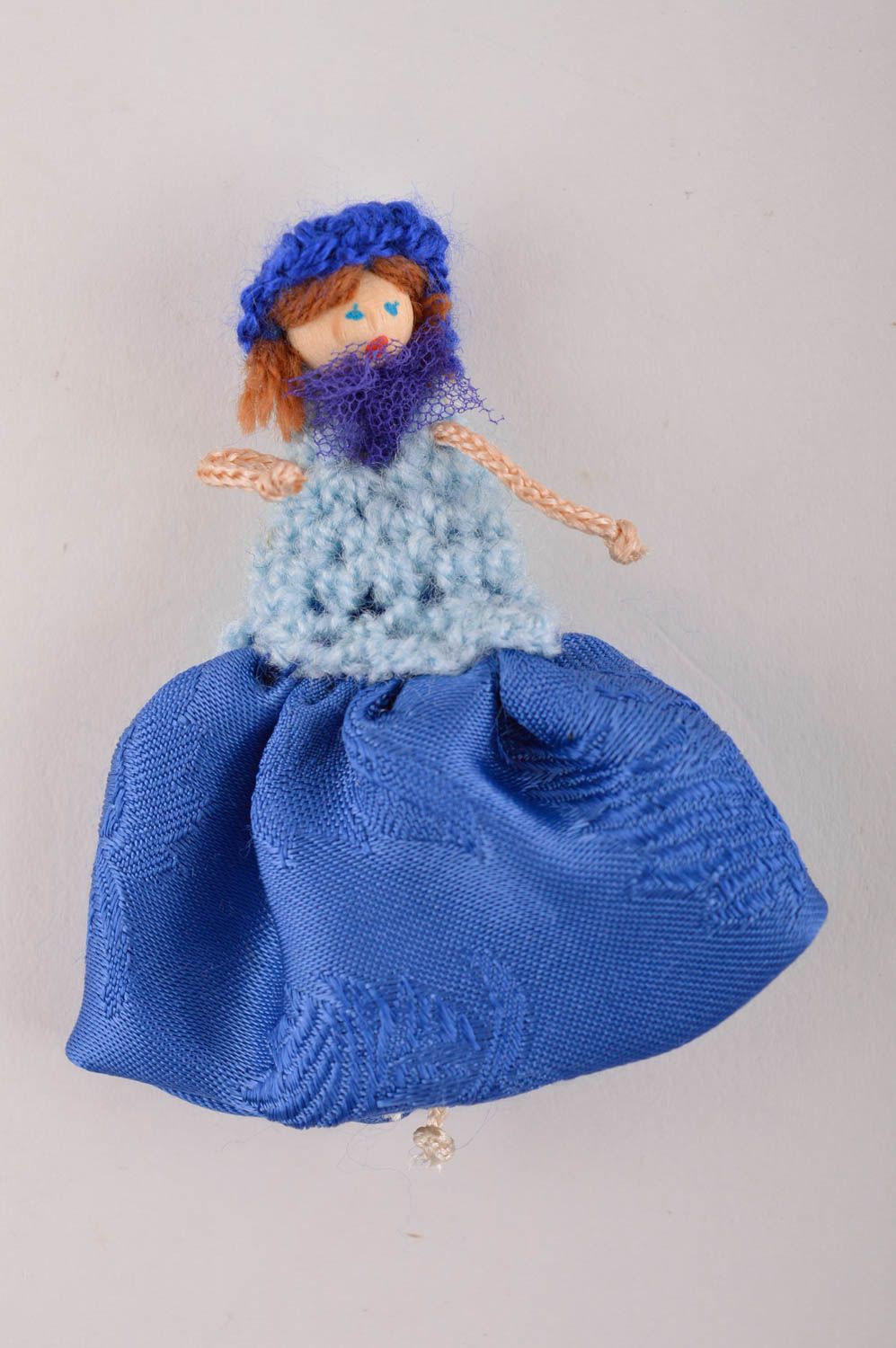 Broche hecho a mano muñeca con vestido azul regalo original accesorio de moda foto 2