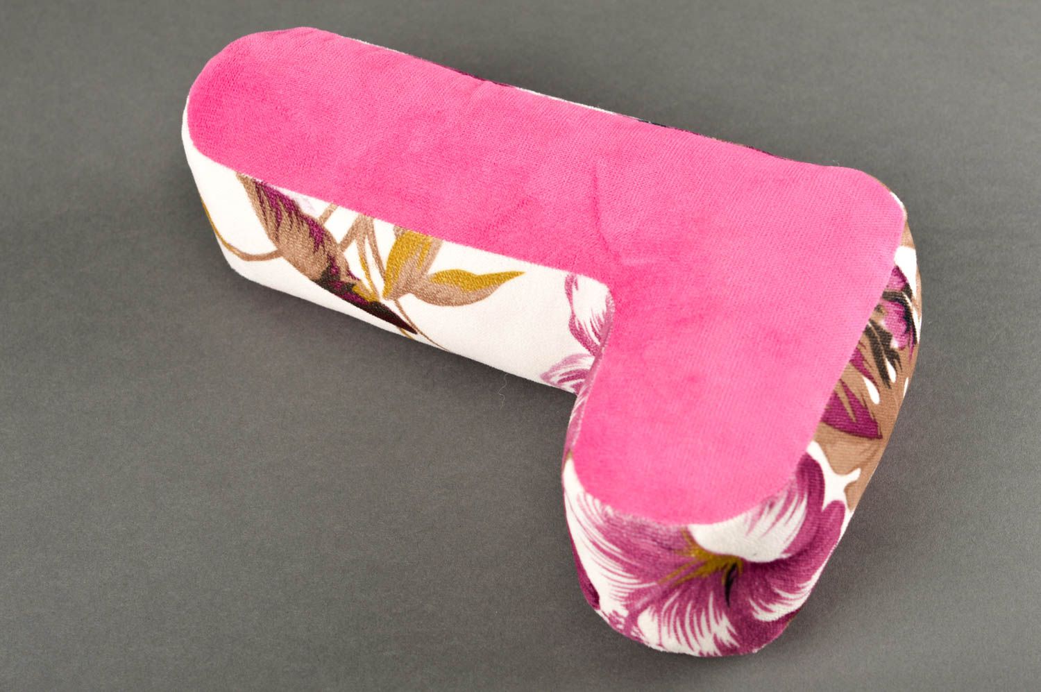 Оригинальная подушка ручной работы подушка-буква L розовая интерьерная буква фото 5