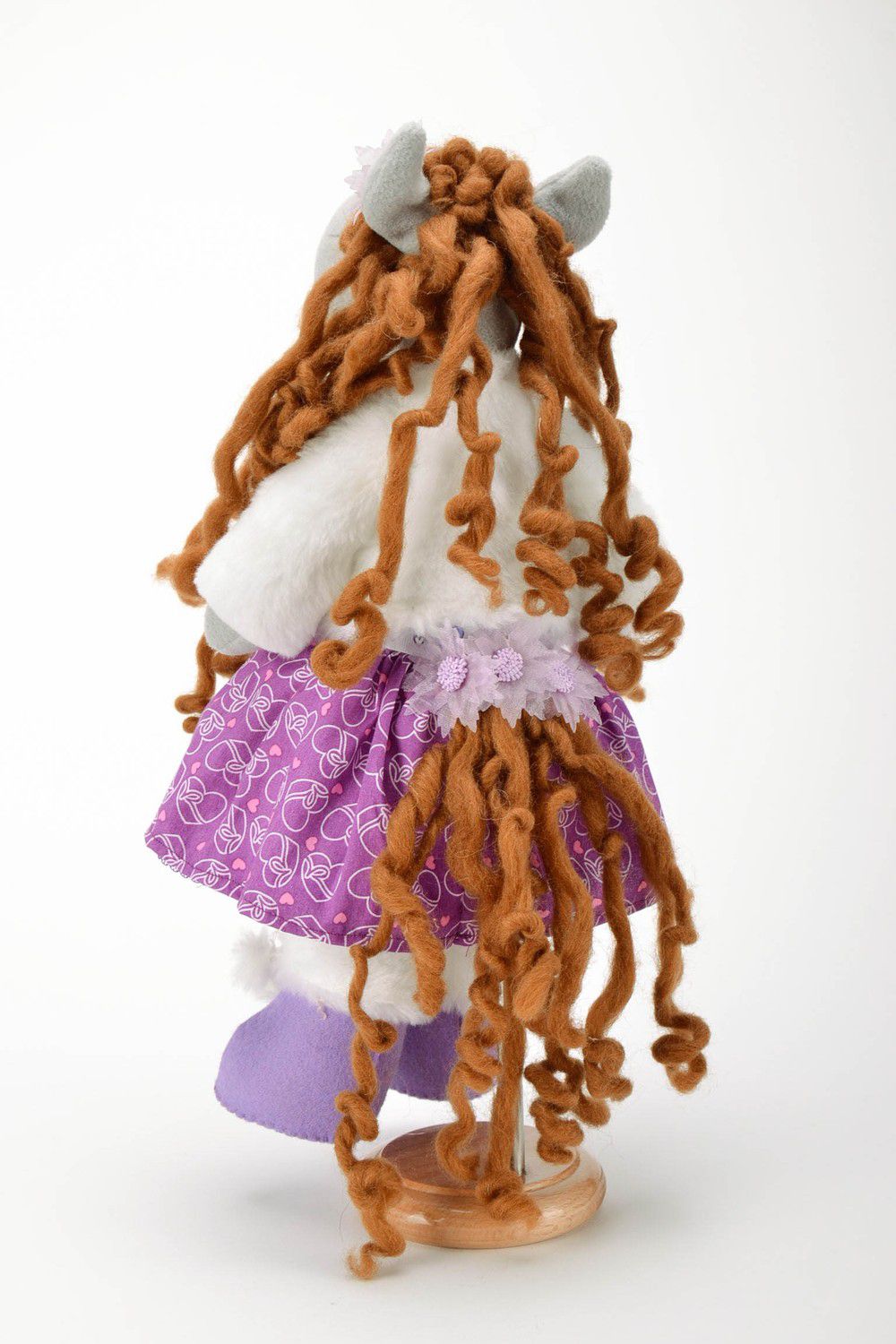 Muñeca de peluche en soporte “Caballo con vestido morado”
 foto 3