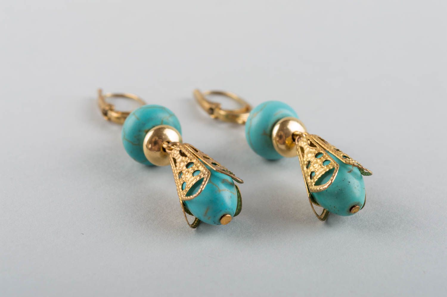 Lange türkisblaue handgemachte Ohrringe mit Anhängern aus Naturstein mit Messing foto 3