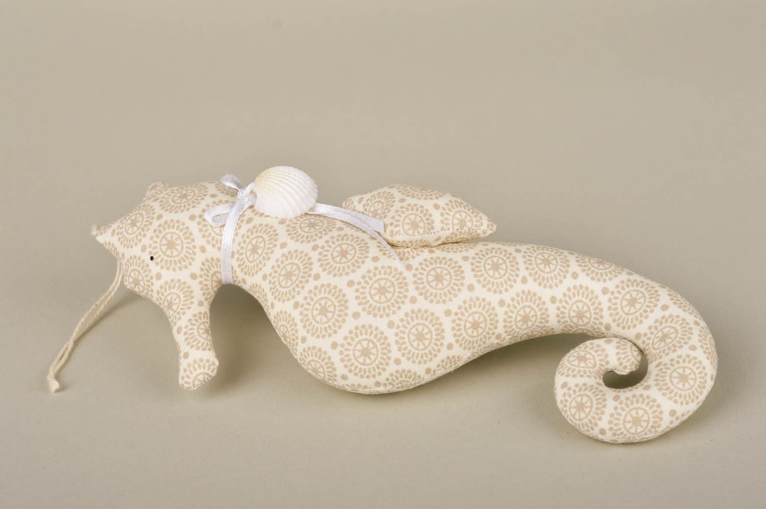 Мягкая игрушка хэнд мэйд декор для дома мягкая подвеска бежевый морской конек фото 2